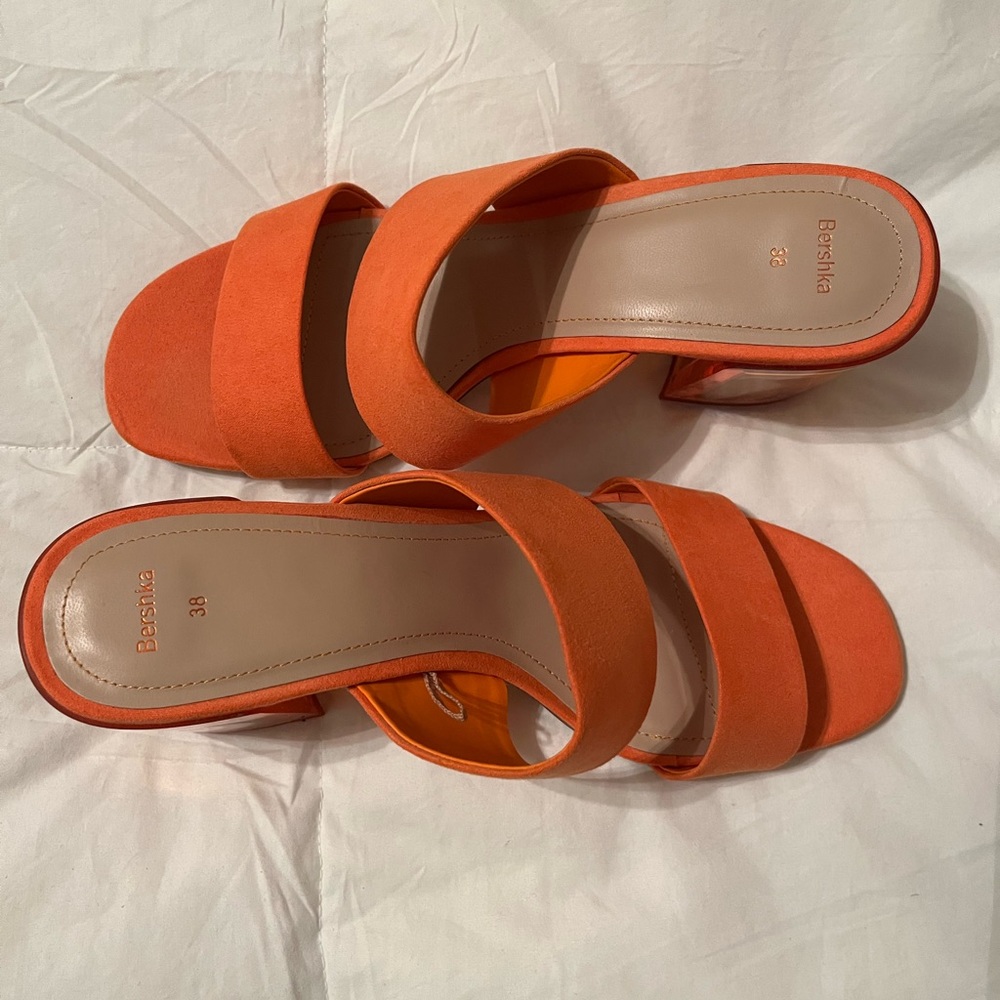 Get your groove on Retro vibe, heels are a perfect blast of color! Size 38/7.5 - Picture 3 of 4